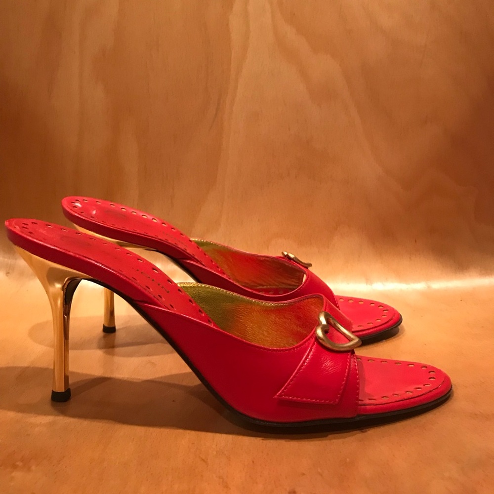 🦋 St. John RED heart golden high heel